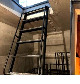 Лестница в погреб металлическая - вариант 1