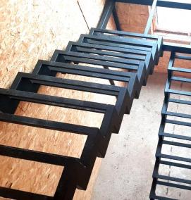 Металлическая лестница из швеллера - модель 1