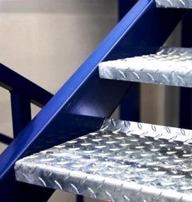 Металлическая лестница из швеллера - модель 2