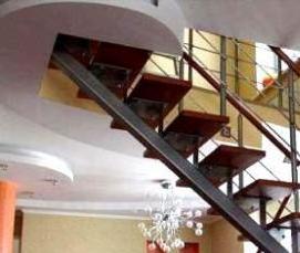 Металлическая лестница ломаный косоур - модель 3