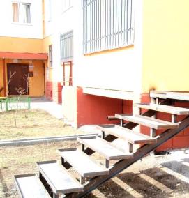 Металлическая лестница на крыльцо - модель 1