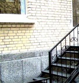 Металлическая лестница на крыльцо - модель 2