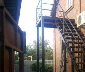 Металлические лестницы с площадкой - тип 3