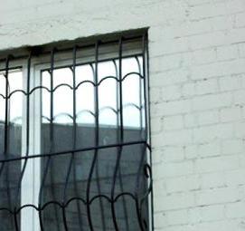 Металлические решетки на окна для дачи - модель 3
