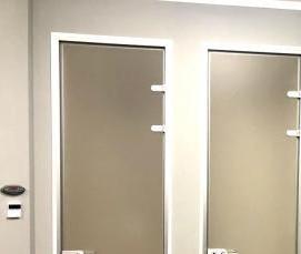 Межкомнатные двери серые со стеклом - вариант 4