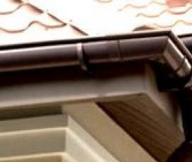 Монтаж пластиковой водосточной системы - модель 1