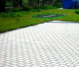 Мощение дорожек тротуарной плиткой - вариант 4