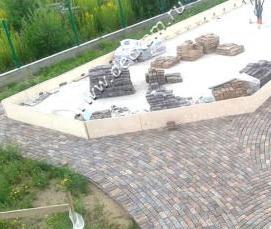 Мощение дорожек тротуарной плиткой - вариант 3