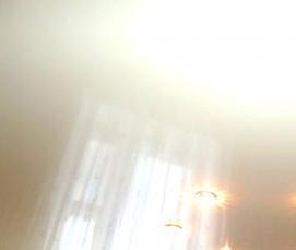 Натяжной глянцевый темный потолок - модель 1