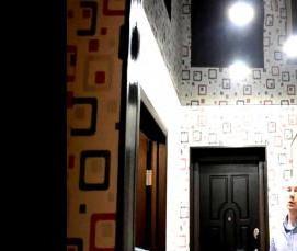 Натяжной глянцевый темный потолок - модель 4