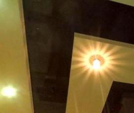 Натяжной глянцевый темный потолок - модель 3