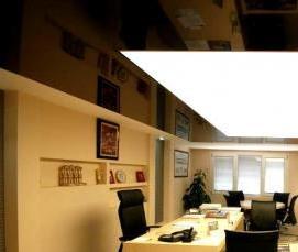 Натяжной потолок белый с коричневым - тип 1