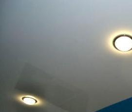 Натяжной потолок голубой глянец - вариант 2