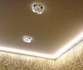Натяжной потолок с контурной подсветкой - модель 4