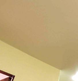 Натяжные потолки алые - вариант 1