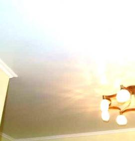 Натяжные потолки алые - вариант 3