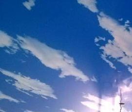 Натяжные потолки голубые с облаками - вариант 1