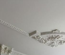 Натяжные потолки с лепниной - модель 4