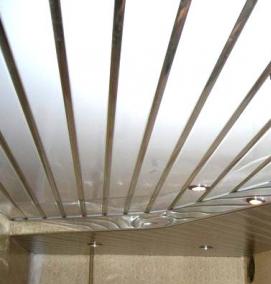 Отделка потолка панелями пвх - вариант 4