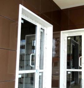 Пластиковые двери входные со стеклом коричневые - вариант 4