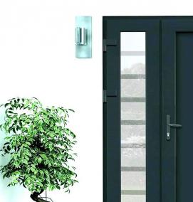 Пластиковые двери входные со стеклом коричневые - вариант 3