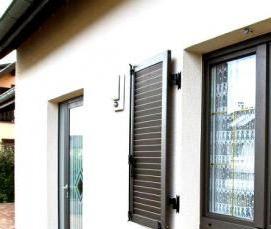 Пластиковые окна темного цвета - модель 1