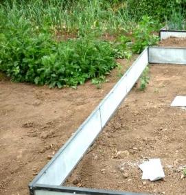 Плоские полосы из шифера для грядок - модель 2