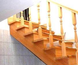 Поворотная деревянная лестница - модель 1