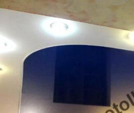 темно синий глянцевый натяжной потолок - модель 4