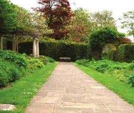 укладка тротуарной плитки на даче - вариант 3