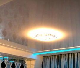 установка карниза на натяжной потолок - вариант 1