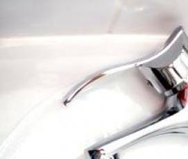 установка крана на раковину на кухне - модель 1