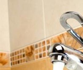 установка крана на раковину на кухне - модель 3