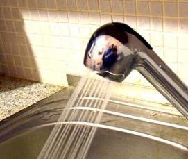 установка кухонного смесителя на мойку - вариант 1