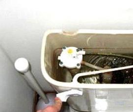 установка поплавка в бачок унитаза - модель 2