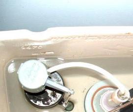 установка сливного бачка на унитаз - тип 4