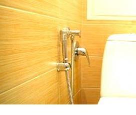 установка смесителя в туалете - модель 4