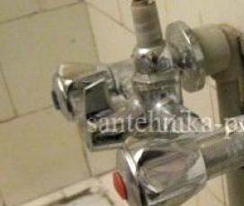 установка смесителя в ванной на трубы - вариант 1