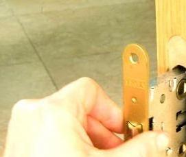 установка врезного замка в дверь - тип 1