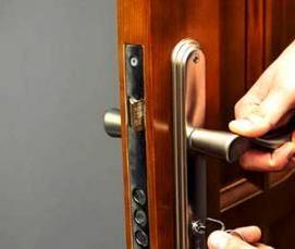 установка замка в деревянную дверь - модель 3