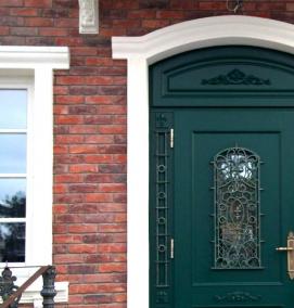 Входная дверь из пластика в частный дом - вариант 1