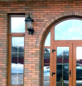 Входная дверь из пластика в частный дом - вариант 2