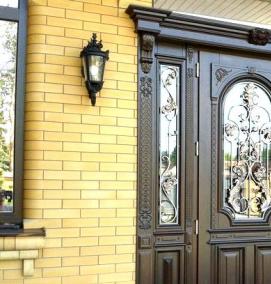 Входная дверь со стеклом для загородного дома - модель 1