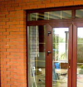 Входная дверь со стеклом для загородного дома - модель 2