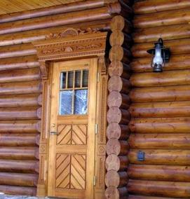 Входная дверь в деревянный дом - вариант 1