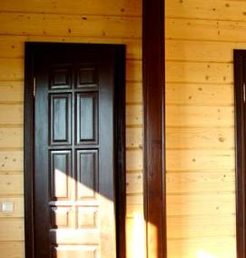Входная дверь в деревянный дом - вариант 2