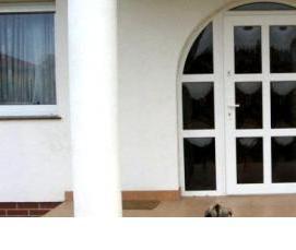 Входные двери со стеклопакетом для загородного дома - модель 1