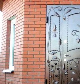 Входные двери в дом с ковкой - вариант 2