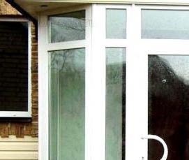 Входные пластиковые двери со стеклопакетом - вариант 1