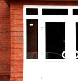 Входные пластиковые двери уличные со стеклопакетом - тип 1